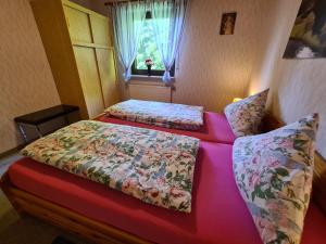ein kleines Schlafzimmer mit 2 Betten und einem Fenster in der Unterkunft Appertment Bärenstein 2 in Gößweinstein