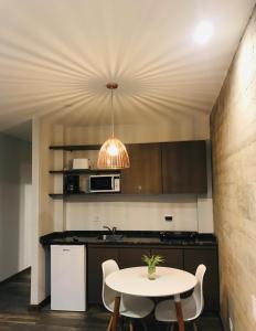 a kitchen with a white table and a ceiling at Excelente Apartamento, a metros del Parque San Martín! in Mendoza