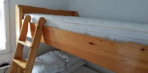 מיטה או מיטות קומותיים בחדר ב-Cottage house 92 Auqaluna