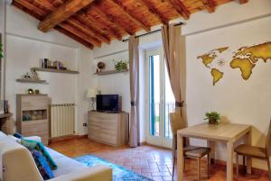 uma sala de estar com uma mesa e um mapa do mundo na parede em Al Corso - Casa Vacanze em Campagnano di Roma