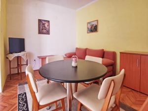 un soggiorno con tavolo e divano di Apartment Devcic a Šilo