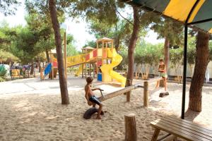Kawasan permainan kanak-kanak di Happy Camp mobile homes in Camping Village La Masseria