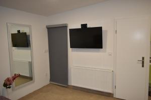 TV a/nebo společenská místnost v ubytování WooW Apartments