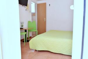 Posteľ alebo postele v izbe v ubytovaní Rooms Vilma close to Rab City