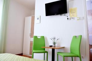 Televízia a/alebo spoločenská miestnosť v ubytovaní Rooms Vilma close to Rab City