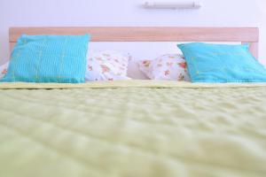 Posteľ alebo postele v izbe v ubytovaní Rooms Vilma close to Rab City