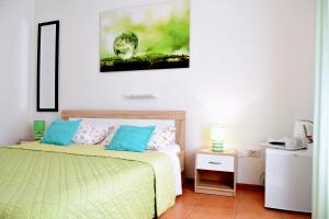 Posteľ alebo postele v izbe v ubytovaní Rooms Vilma close to Rab City
