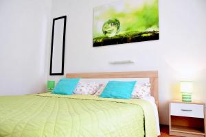 Posteľ alebo postele v izbe v ubytovaní Rooms Vilma close to Rab City