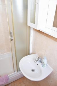 Kúpeľňa v ubytovaní Rooms Vilma close to Rab City