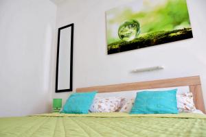 Posteľ alebo postele v izbe v ubytovaní Rooms Vilma close to Rab City