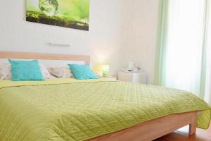 Posteľ alebo postele v izbe v ubytovaní Rooms Vilma close to Rab City