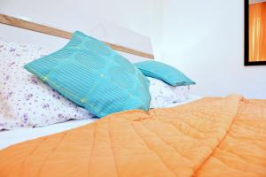 Posteľ alebo postele v izbe v ubytovaní Rooms Vilma close to Rab City
