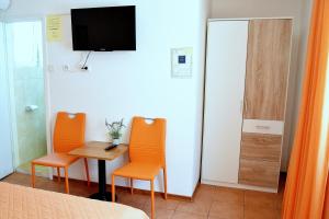 Televízia a/alebo spoločenská miestnosť v ubytovaní Rooms Vilma close to Rab City