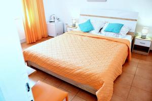 Posteľ alebo postele v izbe v ubytovaní Rooms Vilma close to Rab City