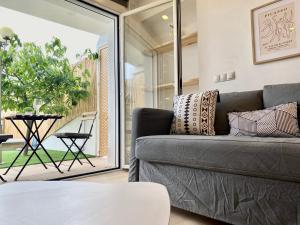 Suite Breeze - Private Heated Pool的休息区