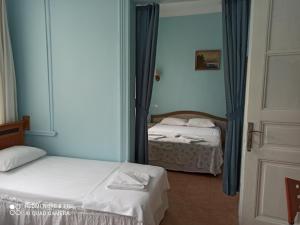 2 łóżka w pokoju z lustrem w obiekcie Yeni Hotel w Stambule