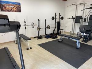 un gimnasio con un montón de equipamiento en una habitación en Agriturismo Abbalughente en Sindia