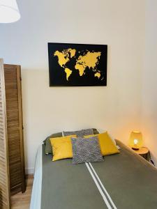 1 dormitorio con 1 cama con mapa en la pared en L'Escale Catalane, 50m de la plage, 36m2, parking, en Canet-en-Roussillon