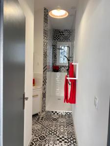 a bathroom with a black and white tile floor at L'Escale Catalane, 50m de la plage, 36m2, parking in Canet-en-Roussillon