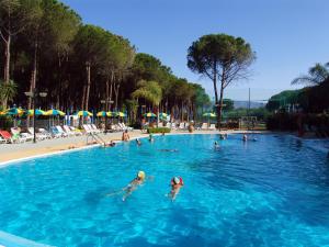 a group of people swimming in a swimming pool at Happy Camp mobile homes in Camping Thurium Villaggio in Marina di Sibari