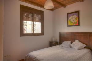En eller flere senge i et værelse på Casa el Genal