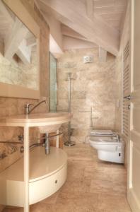 y baño con lavabo y aseo. en Villa Lilla sulla Spiaggia di San Vincenzo LUXURY, en San Vincenzo