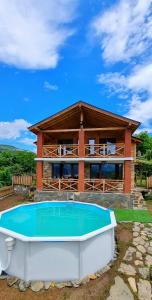 ein Haus mit einem Pool vor einem Haus in der Unterkunft Villa Eskici in Staro Myasto