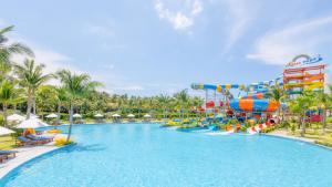 Bazén v ubytování Selectum Noa Resort Cam Ranh nebo v jeho okolí