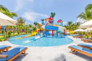 Bazén v ubytování Selectum Noa Resort Cam Ranh nebo v jeho okolí