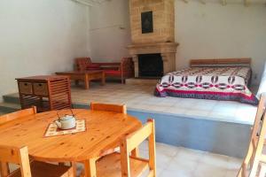 Habitación con cama, mesa, cama y chimenea. en Mas provençal isolé en pleine nature, en Montjoyer