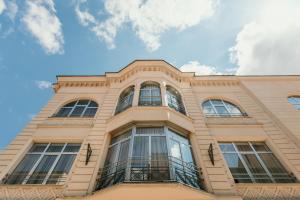 a building with windows and a blue sky at Hotel Sahat in Sarajevo