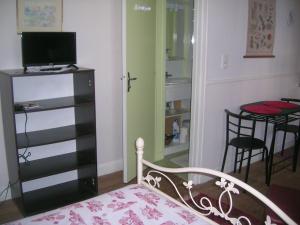 バニョール・ドゥ・ロルヌにあるStudette Villa Odetteのベッドルーム1室(ベッド1台付)、テーブル付きのベッドルーム1室が備わります。