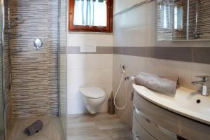 奧提奧洛港的住宿－Apartment Azzuro Porto Ottiolu，浴室配有卫生间、盥洗盆和淋浴。