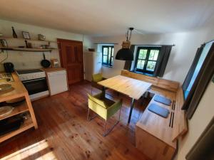 an overhead view of a kitchen with a wooden table at Ferienhaus am Dachsberg, Bayerischer Wald in Haselbach