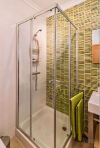 Ett badrum på George's Quinta das Palmeiras, a 2 bedroom apartment in luxury complex, walking distance to town