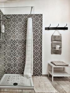 La salle de bains est pourvue d'une douche et d'un rideau de douche. dans l'établissement The Olive Grove in Tuscany, à Toiano