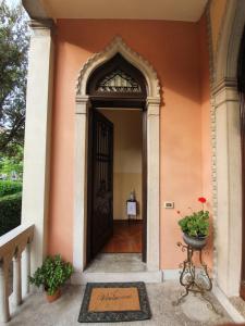uma entrada para uma casa com uma porta preta em villa berghinz em Veneza-Lido