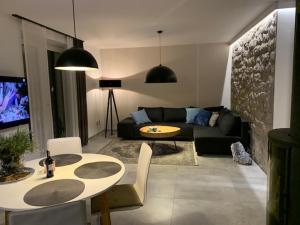 salon z kanapą i stołem w obiekcie Apartament Premium Moszna w Mosznej