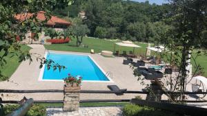 Uitzicht op het zwembad bij tenuta acquaviva of in de buurt