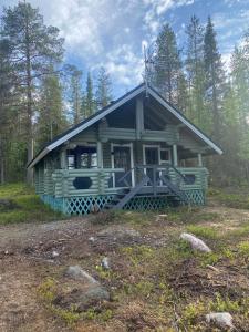 una piccola casa in mezzo a una foresta di Riverside Cottage near Ylläs, Lapland a Kittilä