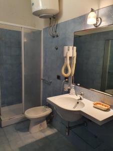 チッタデッラ・デル・カーポにあるB&B Villa Gubitosiのバスルーム(洗面台、トイレ、シャワー付)