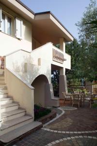 Casa blanca con escaleras y patio en Casa Marzane, en Cala Gonone