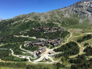 an aerial view of a resort in the mountains at Le choucas - Les Arcs in Arc 2000