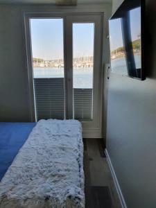 Postel nebo postele na pokoji v ubytování Floating House SENA