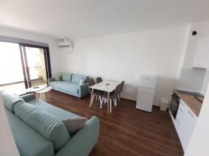 Apartmani Aida的休息区