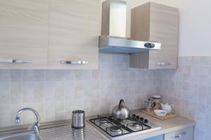 uma cozinha com um lavatório e um fogão forno superior em Room CasaVostrA em Roma