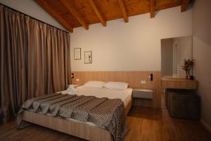 Una habitación de hotel con una cama en una habitación en Premium Villas Resort, en Shëngjin