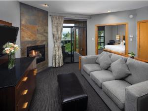 A seating area at Brentwood Bay Resort & Spa
