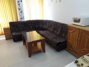 um sofá de couro castanho numa sala de estar com uma mesa de centro em Ruse Central Studio em Ruse