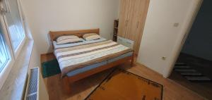 1 dormitorio pequeño con 1 cama en una habitación en Apartman Jurak en Travnik